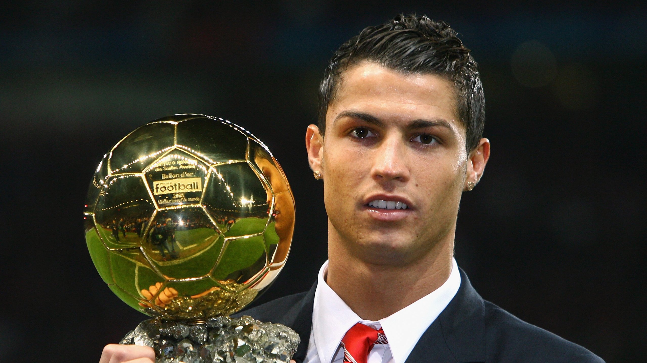 足球赛场焦点！葡萄牙队对阵俄罗斯队，历史性突破，球队首次挺进决赛