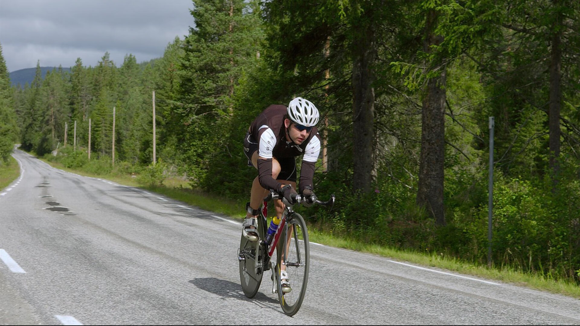 F1赛车赛场焦点！韩国队对阵瑞士队，老将回归赛场，再度燃起斗志