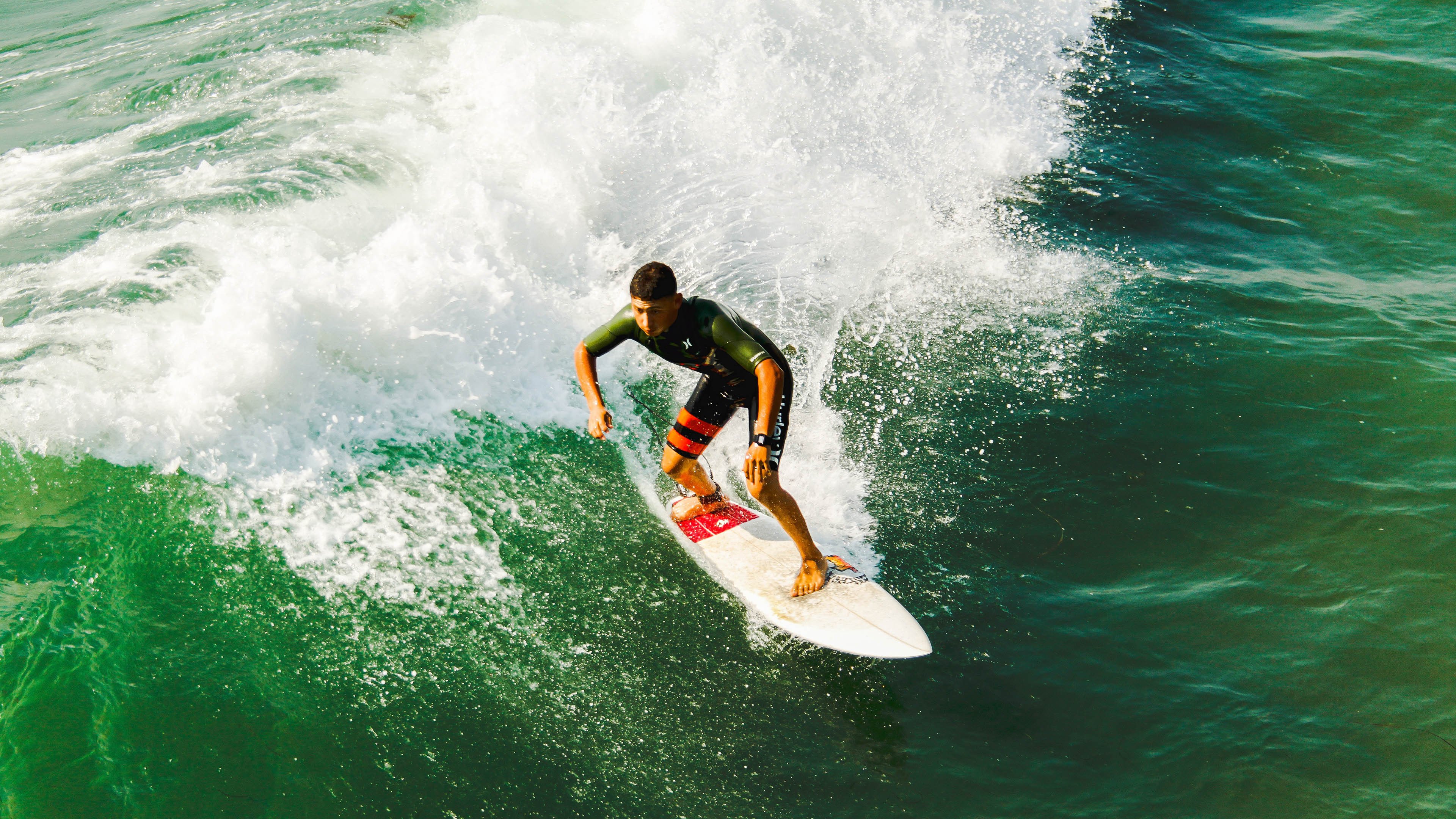 足球赛场焦点！比利时队对阵阿根廷队，球星闪耀，全场焦点无人能挡